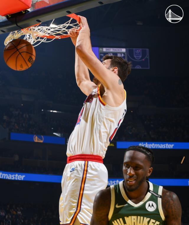 亚博-巴特勒重要时刻重要助攻，雄鹿带队取胜！赛场气氛高涨-亚博