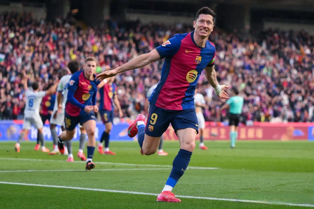 亚博体育-关于莱万多夫斯基迎来十二赛季出色发挥,MAD观众热烈欢呼!观众掌声雷动的信息-亚博体育