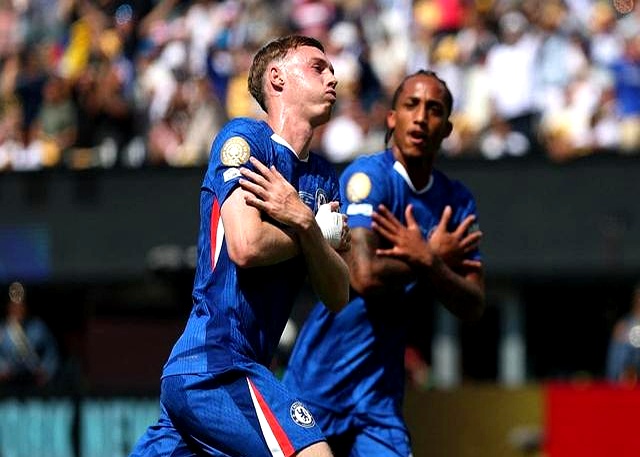 亚博体育-凯恩在切尔西比赛中刷新纪录，败北引发热议！赛场气氛高涨-亚博体育